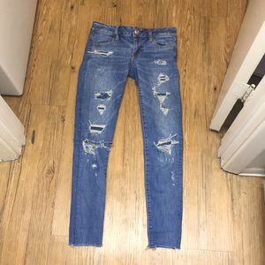 American Eagle super stretch super low Jegging rip on knees and thighs pockets
